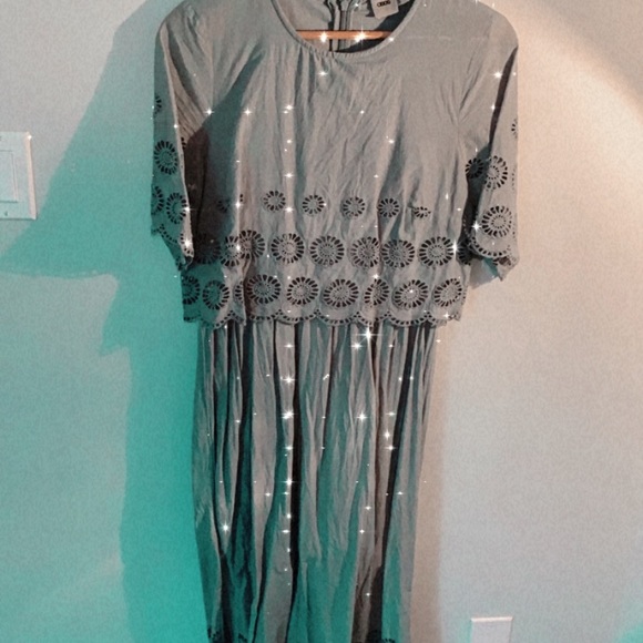 Dresses - Picture 9 of 16